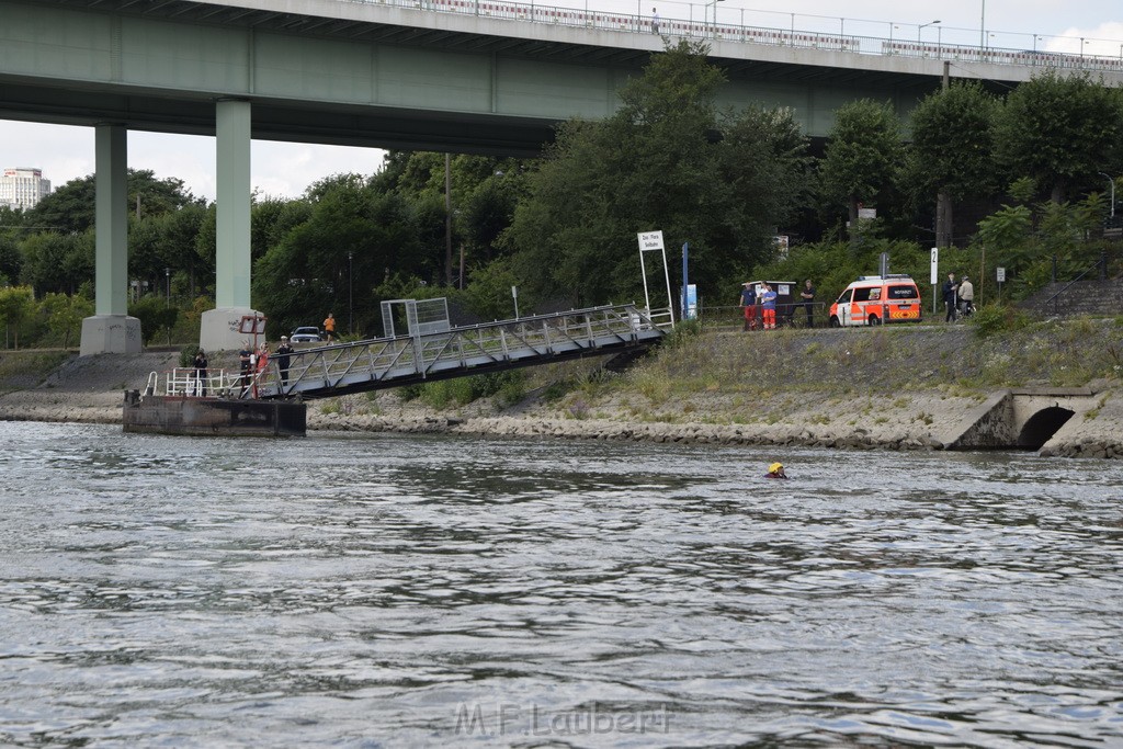 Uebung BF Taucher und Presse Koeln Zoobruecke Rhein P075.JPG - Miklos Laubert